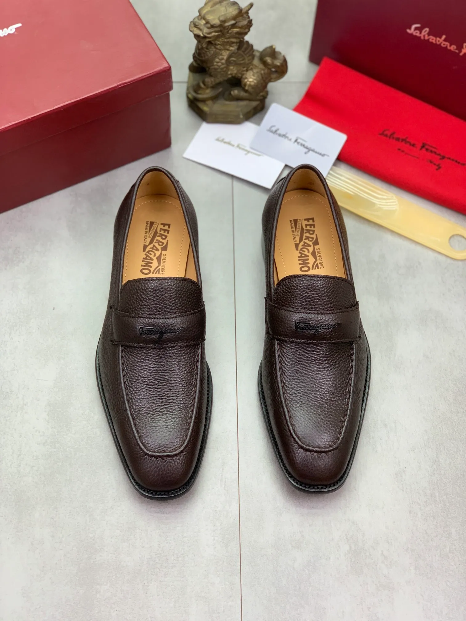 Men's men's shoes💰P460💰[New model]🆘 Water-dyed cow lining [Ferragamo] Ferragamo's latest men's over-the-foot business leather shoes🇨🇳Official website original 1:1 molding💯The first layer is made of Italian imported calfskin➕Luxurious genuine cowhide lining, soft and comfortable🌴High-end atmosphere, the first choice for high-grade men🍍38-45 Black Brown🉑️Select